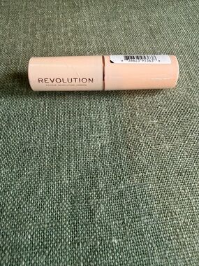 Makeup Revolution Foundation Stick – Shade F8